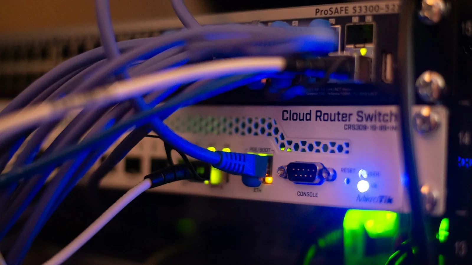 Ağ anahtarına bağlanmış Ethernet kabloları ve bağlantı göstergeleri