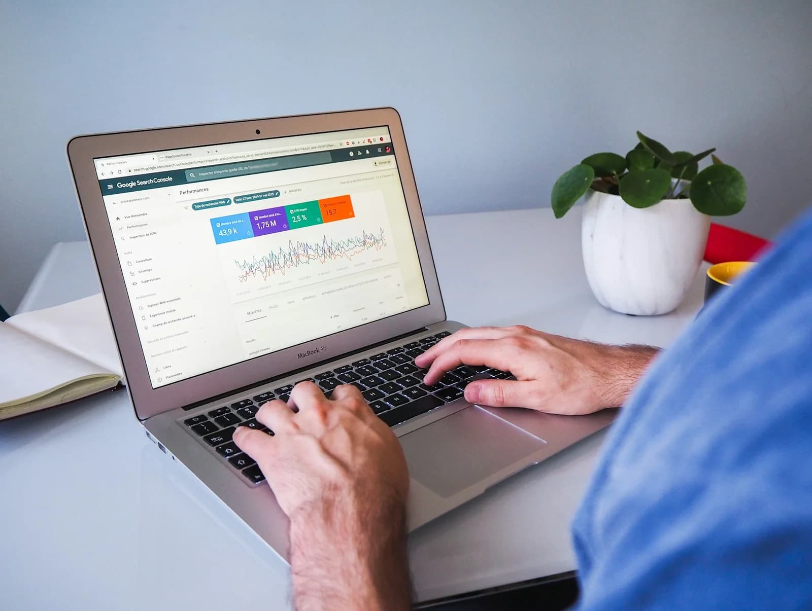 Google Search Console performans raporunu dizüstü bilgisayarda inceleyen kişi